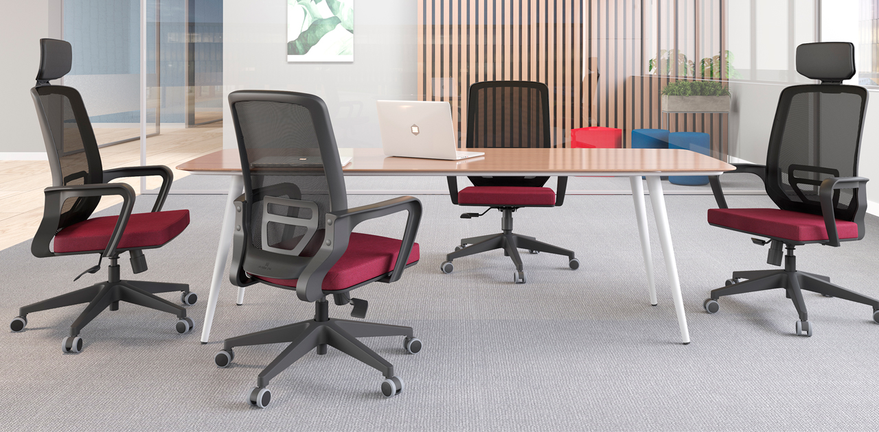 Sala de reunião com cadeiras ergonômicas